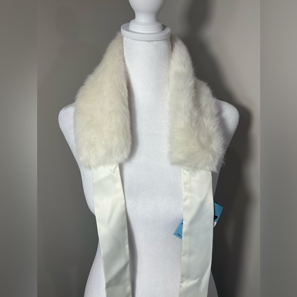 NWT BETMAR New York faux fur neck warmer winter white scarf - Picture 5 of 11